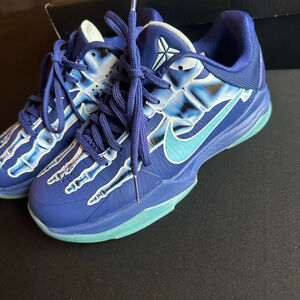 Boys Nike Kobe V (GS) Blue Light Blue Sneakers 4.5 (Big Boy)